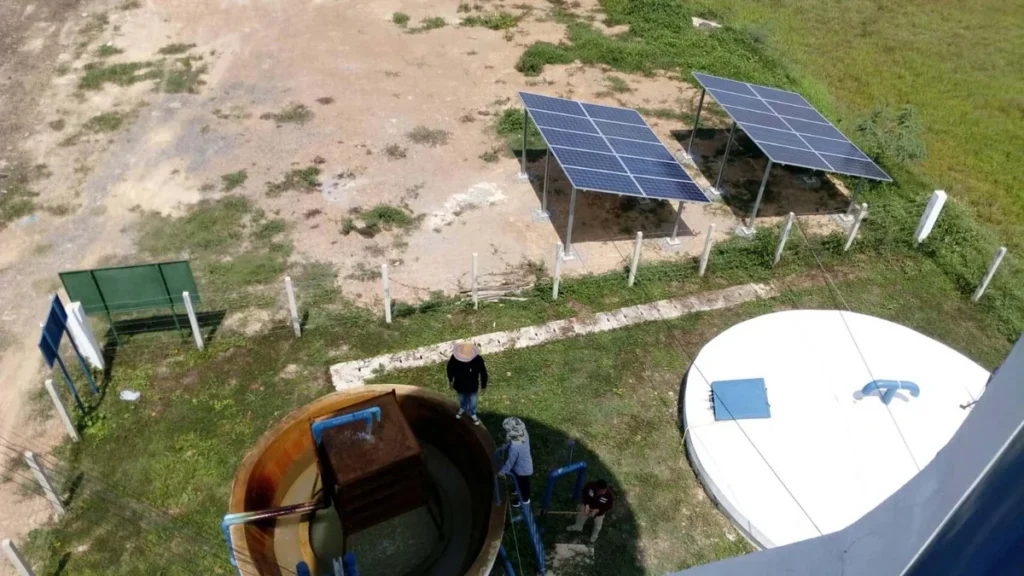 Solar pumping installation with water storage